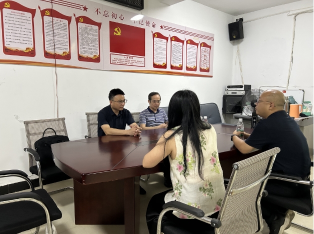 常务副校长王天才赴公园路社区实